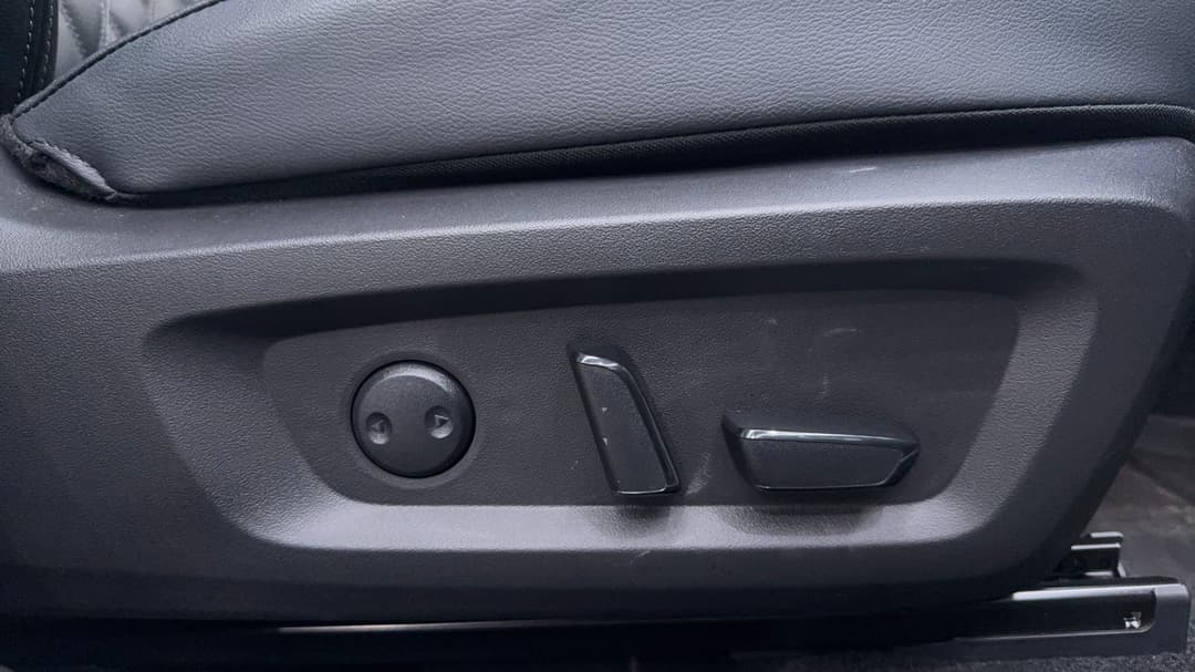 2025 Mitsubishi Outlander Phev Exceed 5+2 Seat (AWD), Automatic, 6739 km, Drivers Side Adjustment Panel