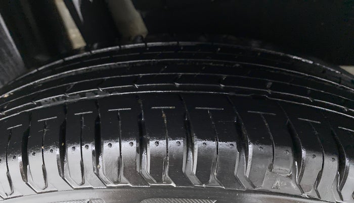 2017 Maruti Dzire VXI, Petrol, Manual, 8,733 km, Right Rear Tyre Tread