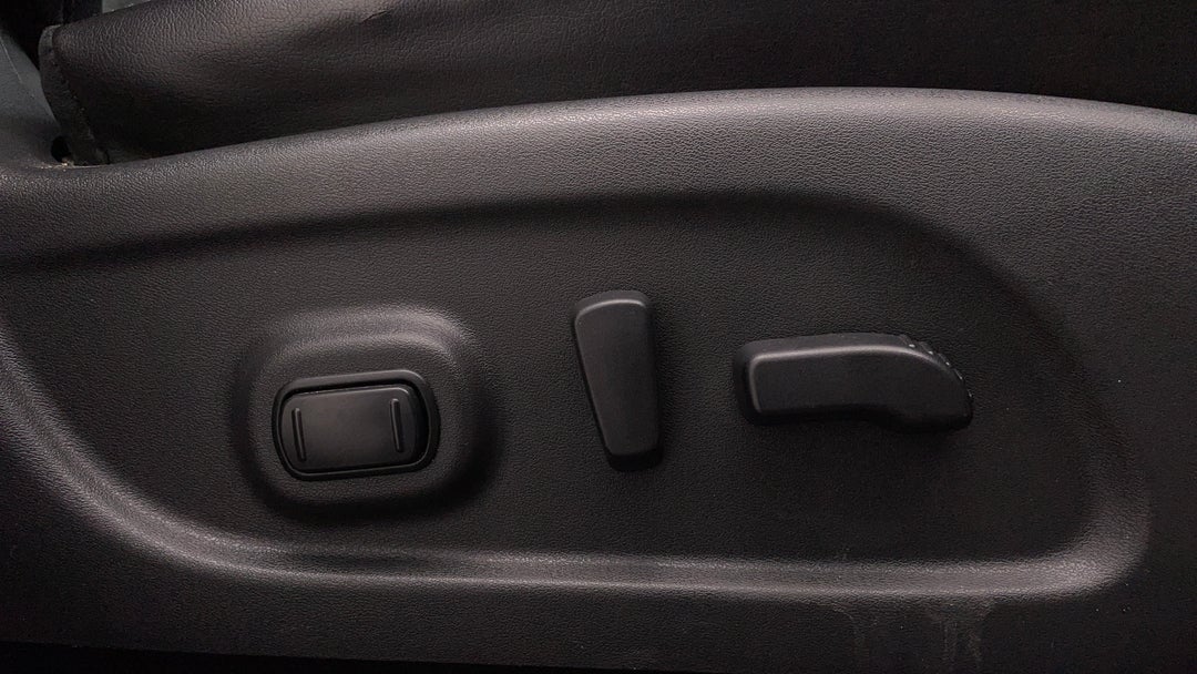 2014 Nissan Pathfinder St-l (4x2), Automatic, 103428 km, Drivers Side Adjustment Panel