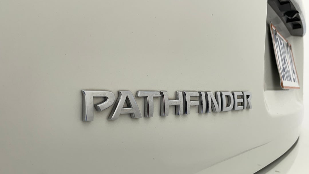 2014 Nissan Pathfinder St-l (4x2), Automatic, 103428 km, Badge (Boot Left Side)
