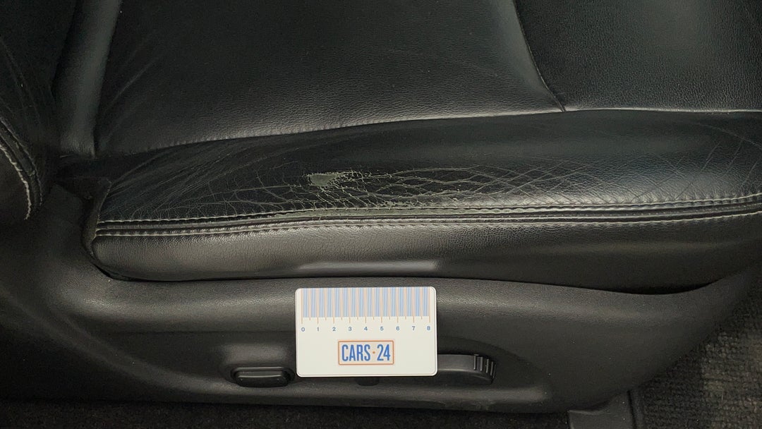 2014 Nissan Pathfinder St-l (4x2), Automatic, 103428 km, Seats Front RHS Wear