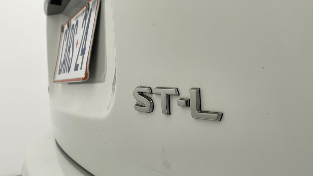 2014 Nissan Pathfinder St-l (4x2), Automatic, 103428 km, Badge (Boot Right Side)