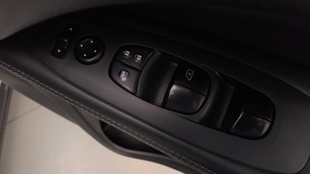 2014 Nissan Pathfinder St-l (4x2), Automatic, 103428 km, Drivers Side Door Panel Controls