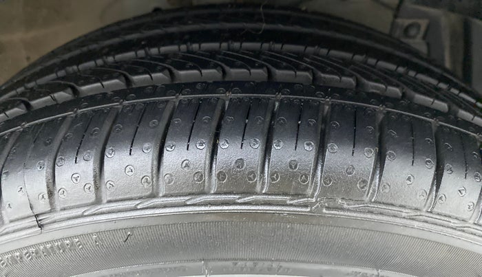 2017 Maruti Ciaz ALPHA 1.4 VVT, Petrol, Manual, 37,940 km, Right Front Tyre Tread