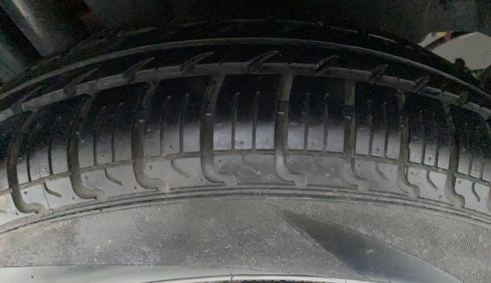 2014 Maruti Swift VXI D, Petrol, Manual, Right Rear Tyre Tread