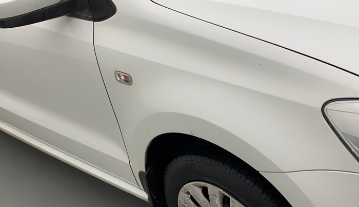 2014 Volkswagen Polo COMFORTLINE 1.2L, Petrol, Manual, 1,17,281 km, Right fender - Paint has minor damage