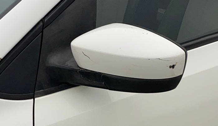 2014 Volkswagen Polo COMFORTLINE 1.2L, Petrol, Manual, 1,17,281 km, Left rear-view mirror - Cover has minor damage