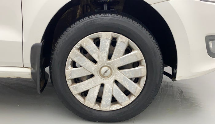 2014 Volkswagen Polo COMFORTLINE 1.2L, Petrol, Manual, 1,17,281 km, Right Front Wheel