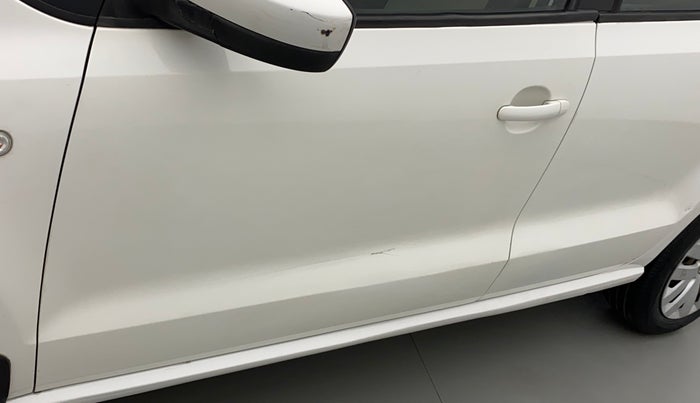 2014 Volkswagen Polo COMFORTLINE 1.2L, Petrol, Manual, 1,17,281 km, Front passenger door - Slight discoloration