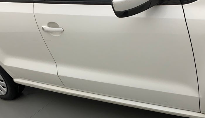2014 Volkswagen Polo COMFORTLINE 1.2L, Petrol, Manual, 1,17,281 km, Driver-side door - Slightly rusted