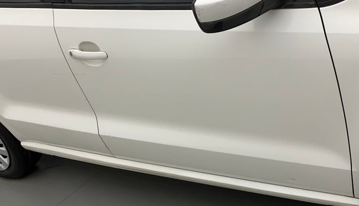2014 Volkswagen Polo COMFORTLINE 1.2L, Petrol, Manual, 1,17,281 km, Driver-side door - Slightly dented