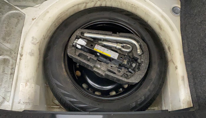 2014 Volkswagen Polo COMFORTLINE 1.2L, Petrol, Manual, 1,17,281 km, Spare Tyre