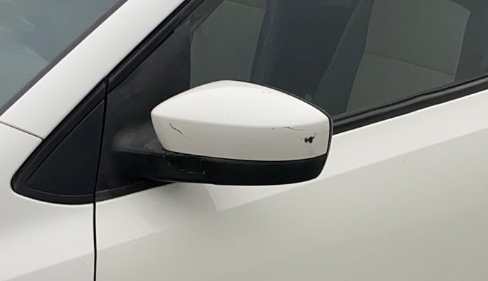 2014 Volkswagen Polo COMFORTLINE 1.2L, Petrol, Manual, 1,17,281 km, Left rear-view mirror - Minor scratches