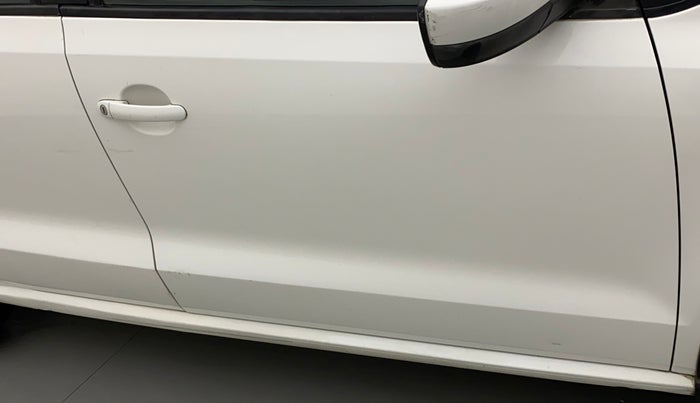 2014 Volkswagen Polo COMFORTLINE 1.2L, Petrol, Manual, 1,17,281 km, Driver-side door - Paint has faded