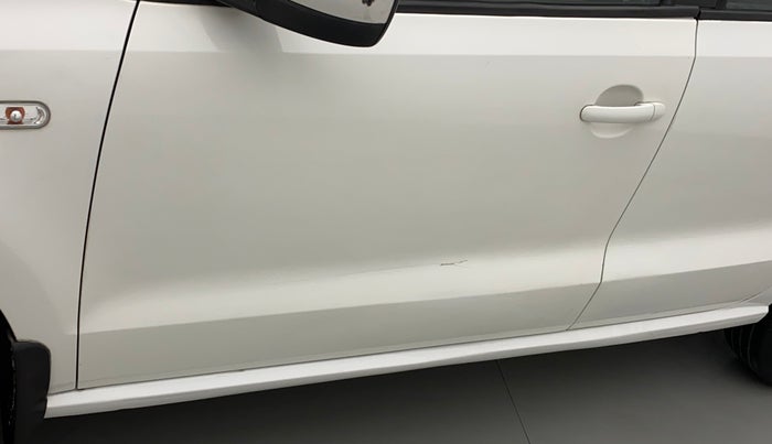 2014 Volkswagen Polo COMFORTLINE 1.2L, Petrol, Manual, 1,17,281 km, Front passenger door - Paint has faded