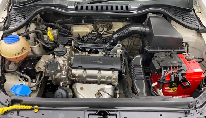 2014 Volkswagen Polo COMFORTLINE 1.2L, Petrol, Manual, 1,17,281 km, Open Bonet