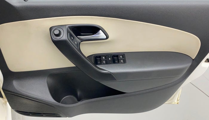 2014 Volkswagen Polo COMFORTLINE 1.2L, Petrol, Manual, 1,17,281 km, Driver Side Door Panels Control