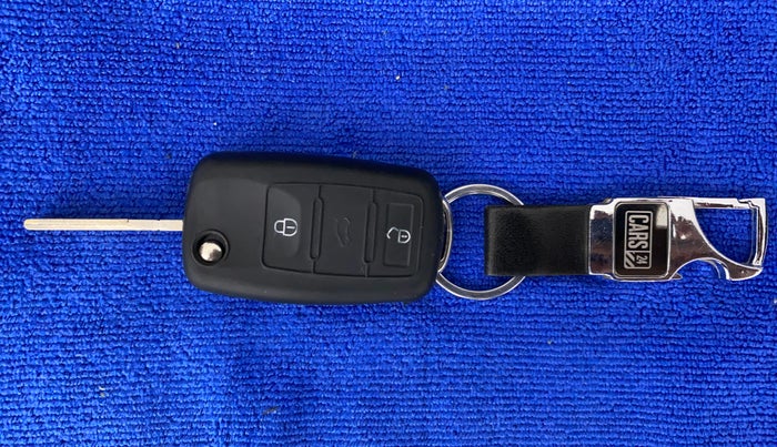 2014 Volkswagen Polo COMFORTLINE 1.2L, Petrol, Manual, 1,17,281 km, Key Close Up
