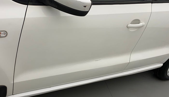 2014 Volkswagen Polo COMFORTLINE 1.2L, Petrol, Manual, 1,17,281 km, Front passenger door - Minor scratches