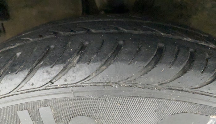 2010 Hyundai i10 MAGNA 1.2, Petrol, Manual, 47,586 km, Left Front Tyre Tread