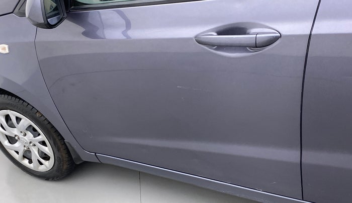 2017 Hyundai Grand i10 MAGNA 1.2 KAPPA VTVT, Petrol, Manual, 17,556 km, Front passenger door - Upto 4 inch Scratches + Count of scratches 3-5 ( Metal not Visible)