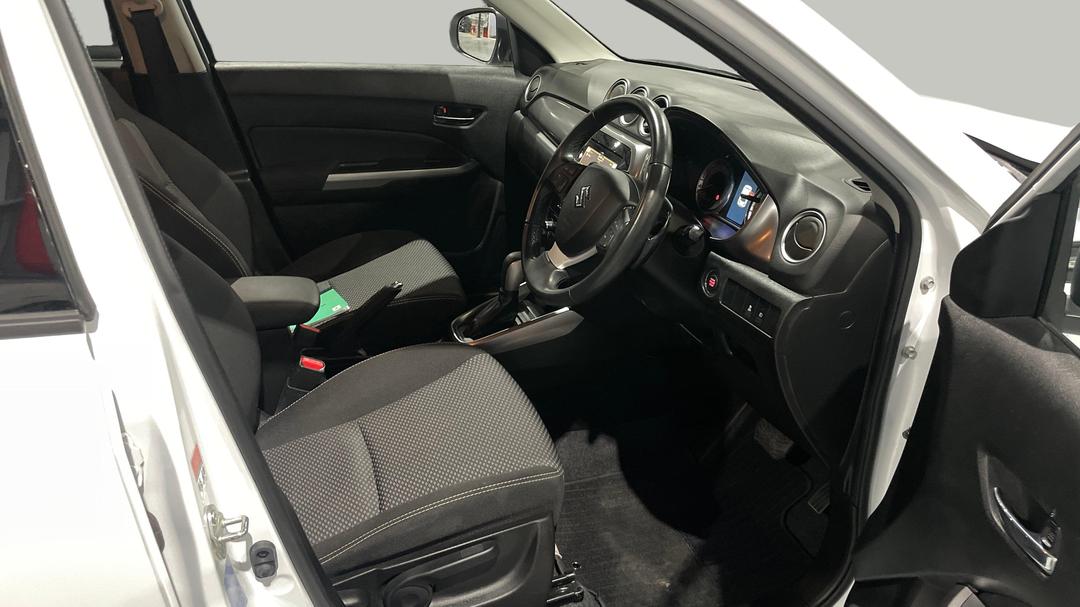 2023 Suzuki Vitara 1.4l, Automatic, 34552 km, Right Side Front Door Cabin View