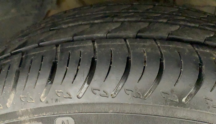 2018 Tata NEXON XM PETROL, CNG, Manual, 91,460 km, Right Front Tyre Tread
