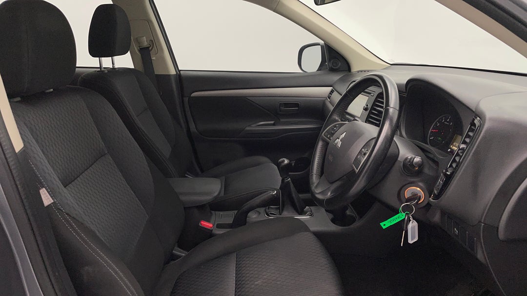 2014 Mitsubishi Outlander Es (4x2), Manual, 127335 km, Right Side Front Door Cabin View