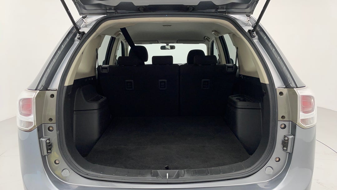 2014 Mitsubishi Outlander Es (4x2), Manual, 127335 km, Boot Inside View