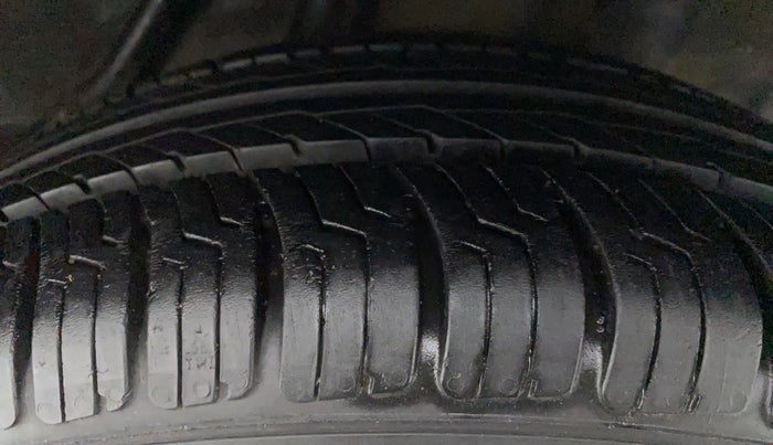 2015 Honda Brio S MT, Petrol, Manual, 1,11,585 km, Left Rear Tyre Tread