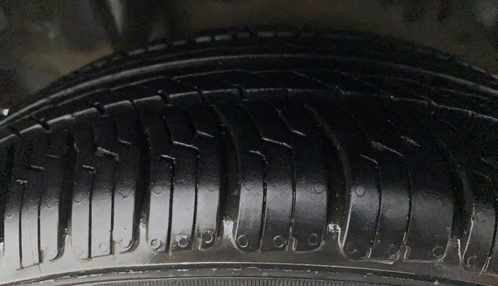 2015 Honda Brio S MT, Petrol, Manual, 1,11,585 km, Right Rear Tyre Tread