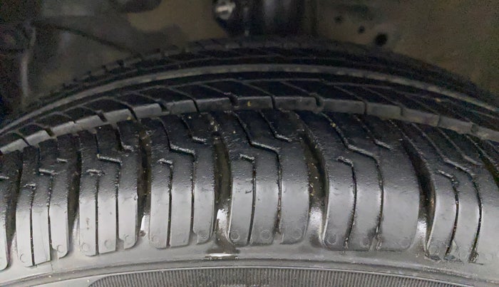 2015 Honda Brio S MT, Petrol, Manual, 1,11,585 km, Left Front Tyre Tread