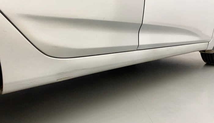 2014 Hyundai Verna FLUIDIC 1.6 VTVT SX AT, Petrol, Automatic, 1,07,887 km, Right running board - Paint has minor damage