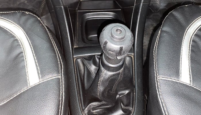 2013 Maruti Swift LXI, Petrol, Manual, 44,437 km, Gear lever - Knob has minor damage