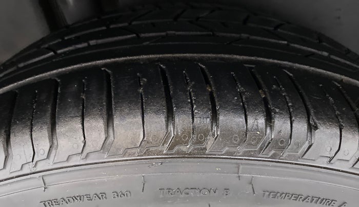2015 Maruti Ciaz ZDI+ SHVS, Diesel, Manual, 57,600 km, Right Rear Tyre Tread
