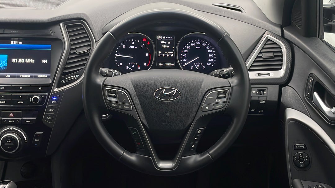 2015 Hyundai Santa Fe Highlander Crdi (4x4), Automatic, 77907 km, Steering Wheel Close-up