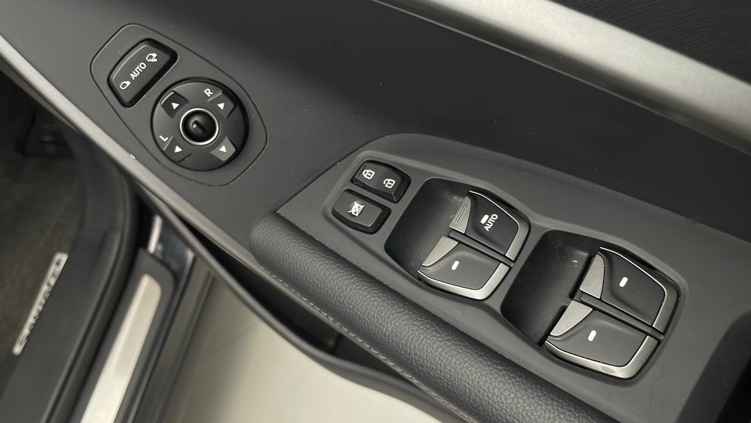 2015 Hyundai Santa Fe Highlander Crdi (4x4), Automatic, 77907 km, Drivers Side Door Panel Controls