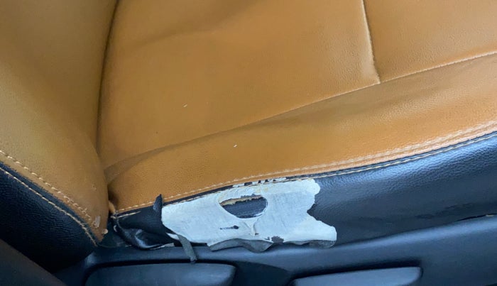 2018 Toyota Innova Crysta 2.4 VX 8 STR, Diesel, Manual, 81,300 km, Driver seat - Cover slightly torn