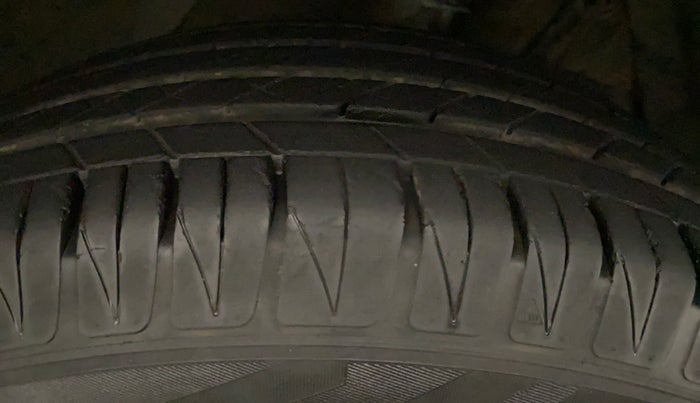 2016 Maruti Vitara Brezza ZDI PLUS DUAL TONE, Diesel, Manual, 94,287 km, Right Rear Tyre Tread