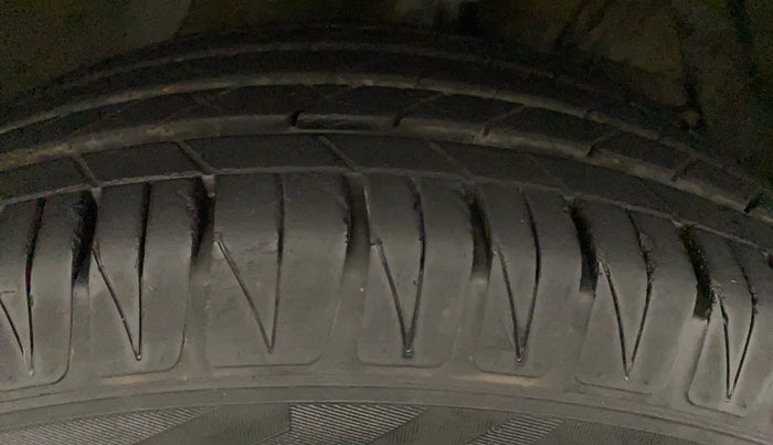 2016 Maruti Vitara Brezza ZDI PLUS DUAL TONE, Diesel, Manual, 94,287 km, Left Front Tyre Tread