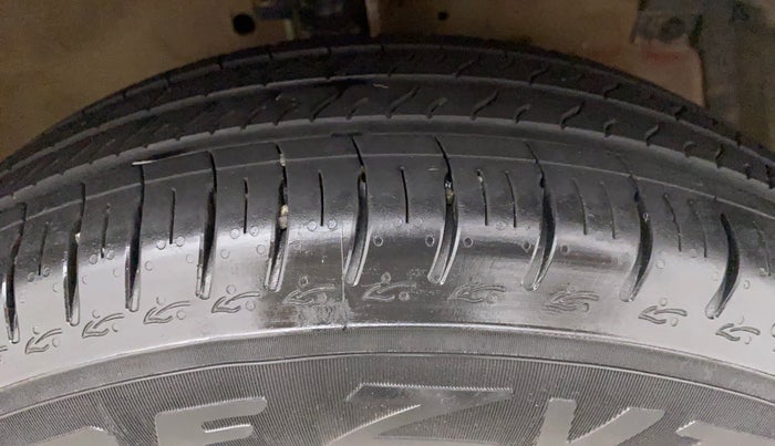 2015 Maruti Swift VXI, Petrol, Manual, 72,542 km, Right Front Tyre Tread