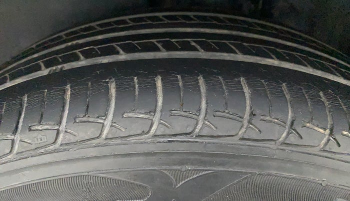 2015 Volkswagen Polo HIGHLINE1.5L DIESEL, Diesel, Manual, 1,41,390 km, Left Rear Tyre Tread