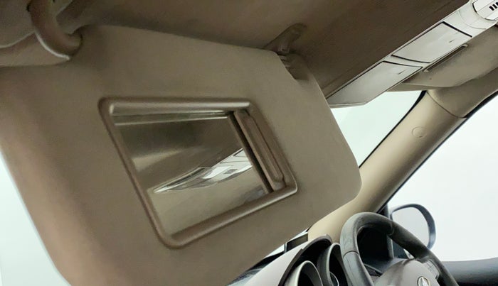 2014 Mahindra XUV500 W6, Diesel, Manual, 1,07,080 km, Ceiling - Vanity mirror light not working