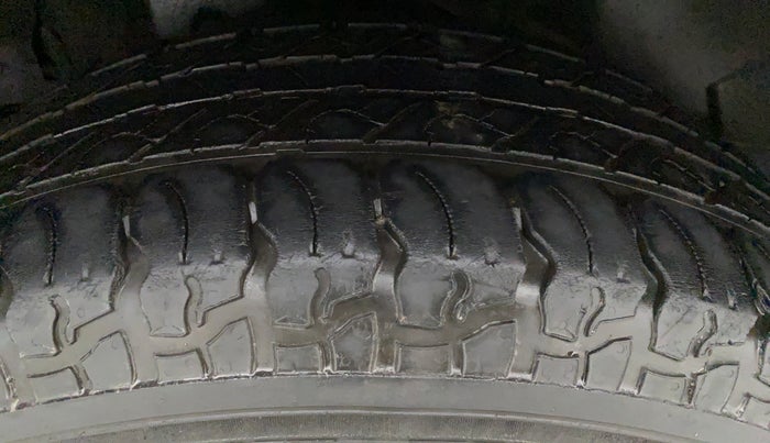 2014 Mahindra XUV500 W6, Diesel, Manual, 1,07,080 km, Right Front Tyre Tread