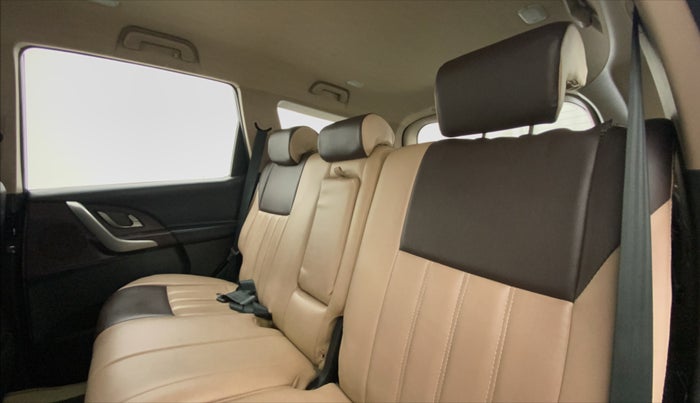 2014 Mahindra XUV500 W6, Diesel, Manual, 1,07,080 km, Right Side Rear Door Cabin