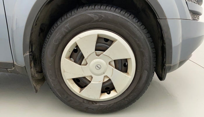 2014 Mahindra XUV500 W6, Diesel, Manual, 1,07,080 km, Right Front Wheel