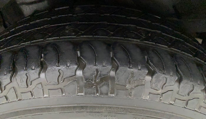 2014 Mahindra XUV500 W6, Diesel, Manual, 1,07,080 km, Left Front Tyre Tread