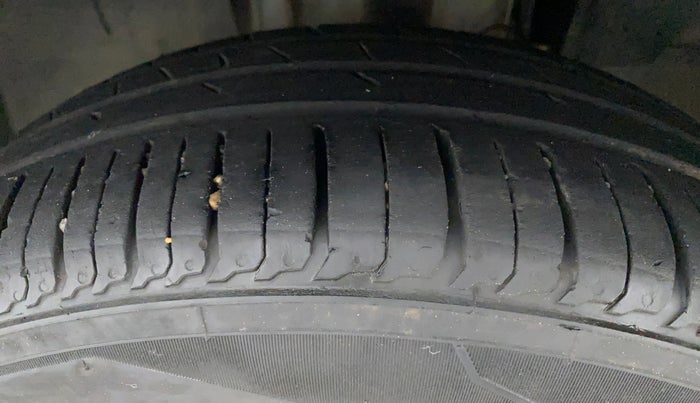 2021 Renault TRIBER RXZ, Petrol, Manual, 27,216 km, Left Front Tyre Tread