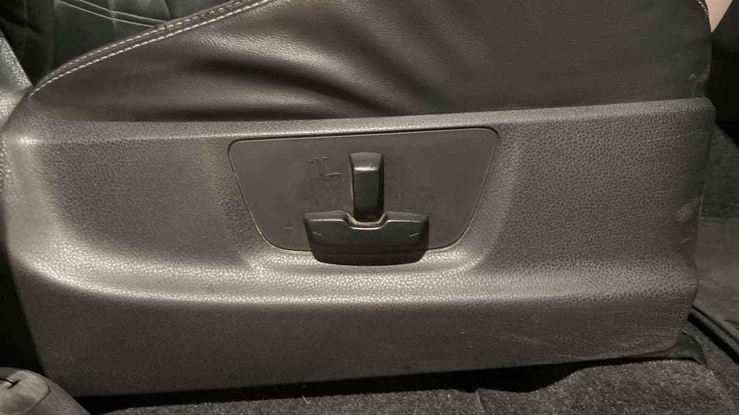 2020 Isuzu MU-X Ls-t (4x2), Automatic, 126773 km, Drivers Side Adjustment Panel