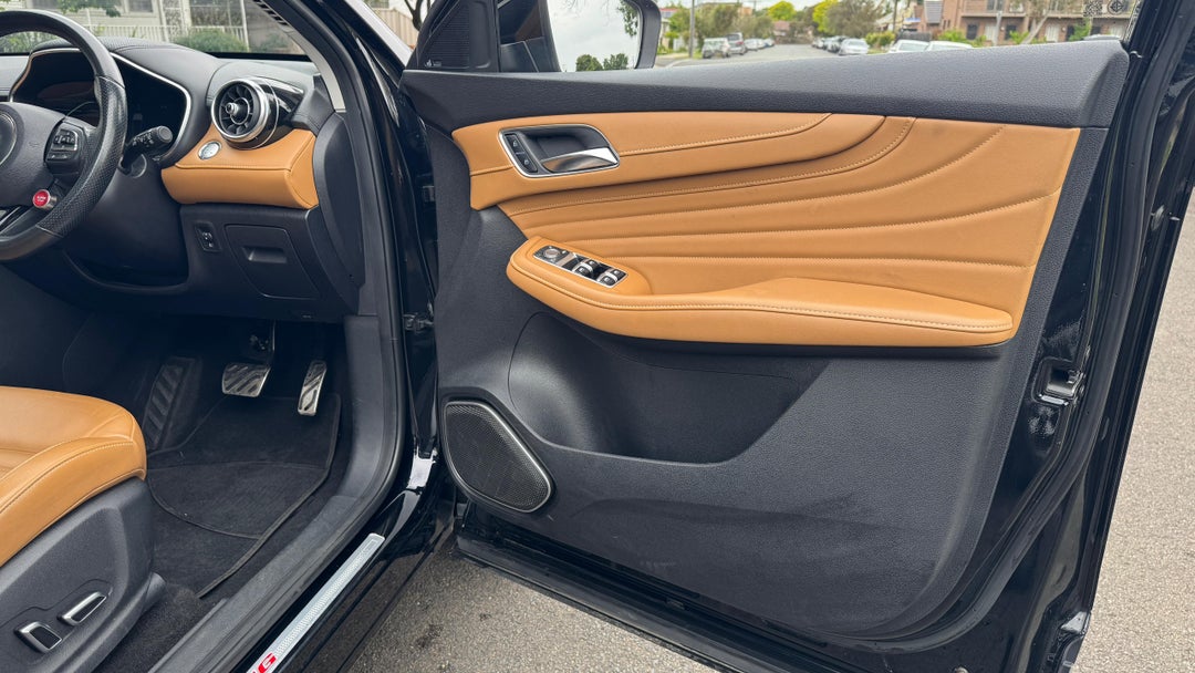 2021 MG HS Essence, Automatic, 49617 km, Drivers Side Door Panel Controls